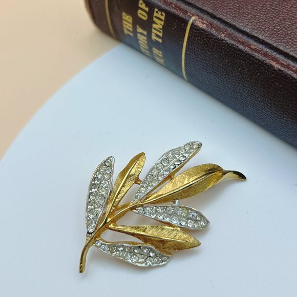 Vintage Signed Coro Gold Tone Leaf Brooch with Rhinestones - Picture 3 of 5